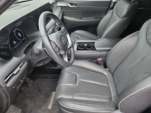 Certified 2025 Hyundai Palisade Limited FWD image 9