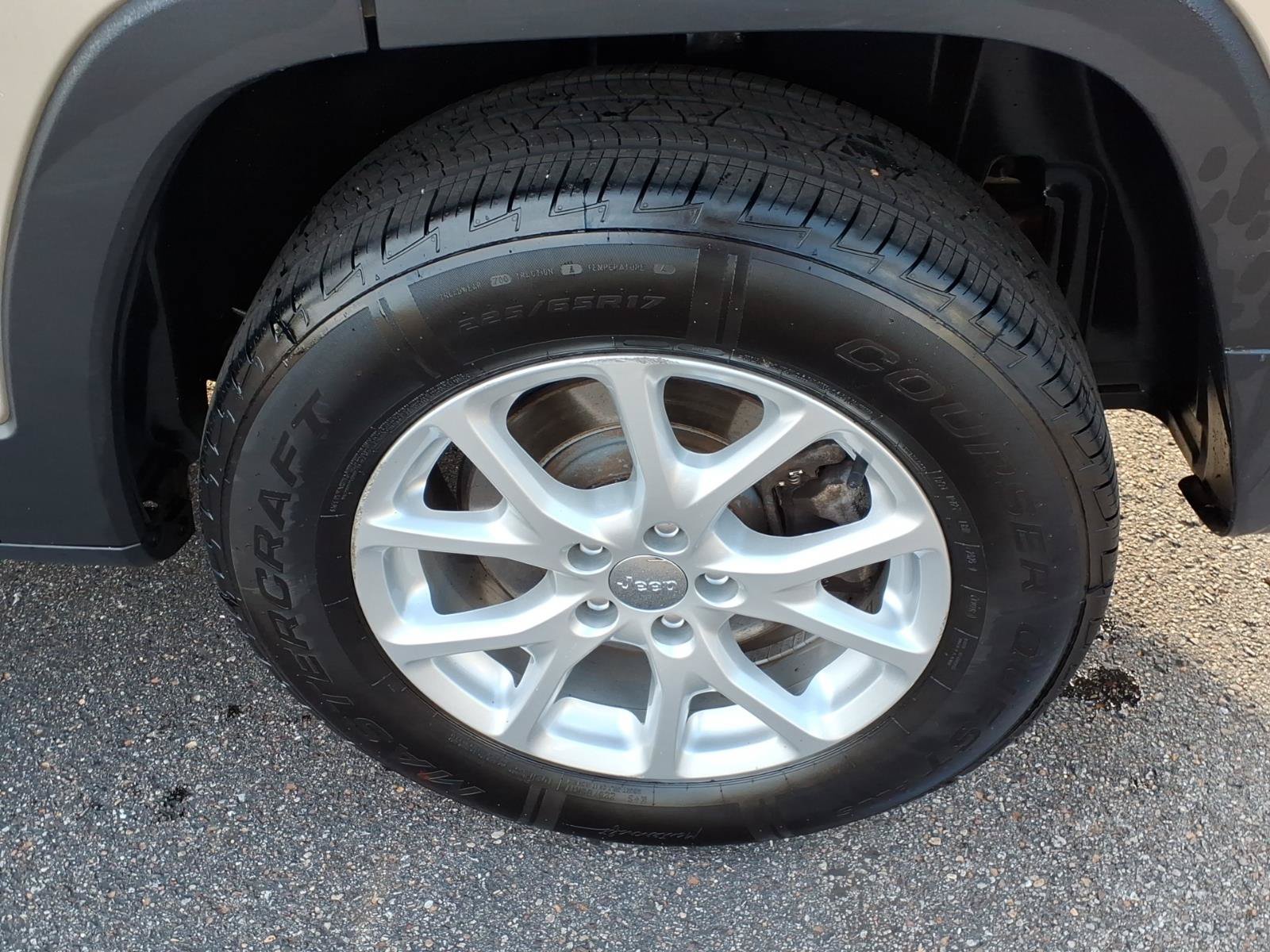 Used 2015 Jeep Cherokee Latitude AWD/4WD image 13