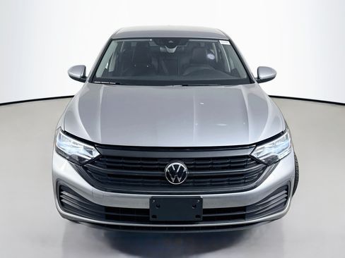 Used 2024 Volkswagen Jetta SE FWD image 2