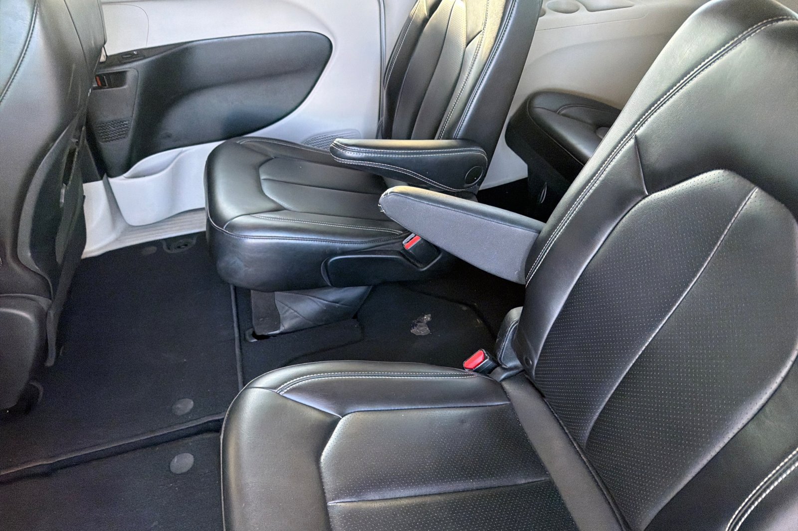 Used 2023 Chrysler Pacifica Touring-L FWD image 16