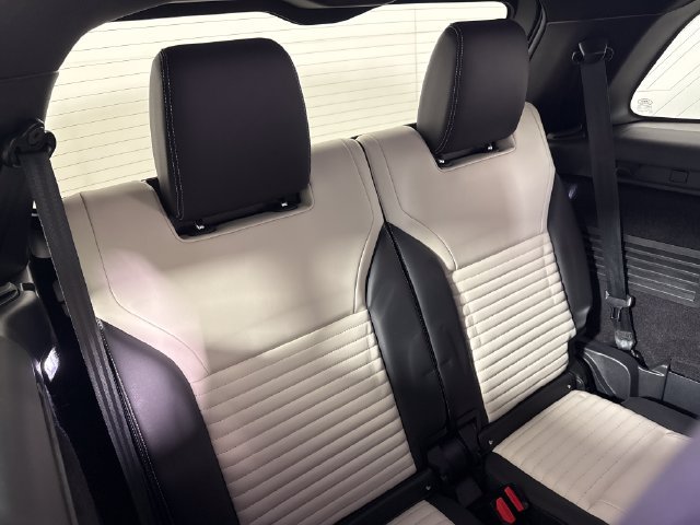 Used 2023 Land Rover Discovery Metropolitan Edition AWD/4WD image 17
