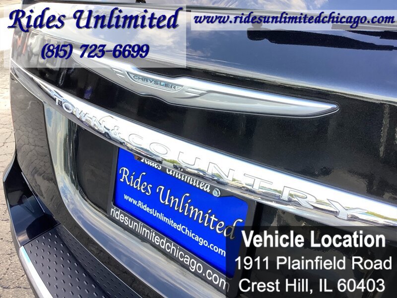 Used 2014 Chrysler Town & Country Touring FWD image 36
