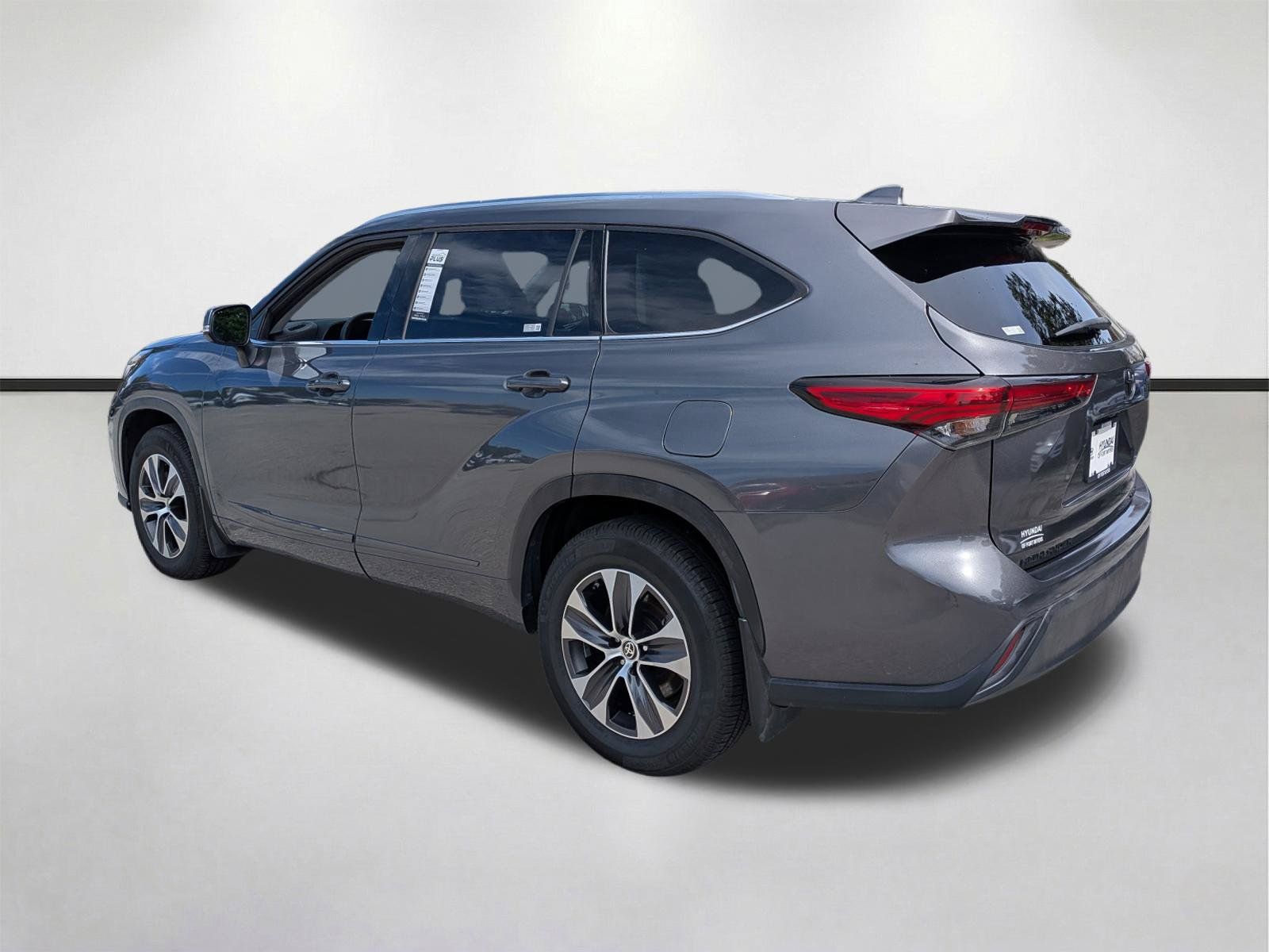 Used 2021 Toyota Highlander XLE AWD/4WD image 6