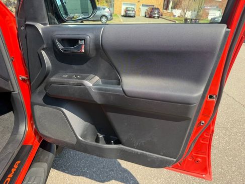 Used 2018 Toyota Tacoma TRD Sport AWD/4WD image 33