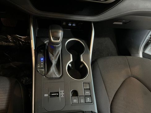 Used 2025 Toyota Highlander LE FWD image 43