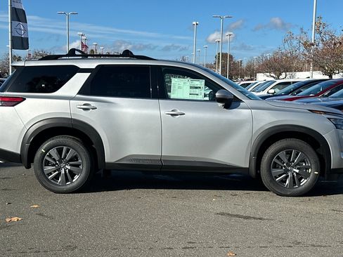 New 2025 Nissan Pathfinder SV image 3