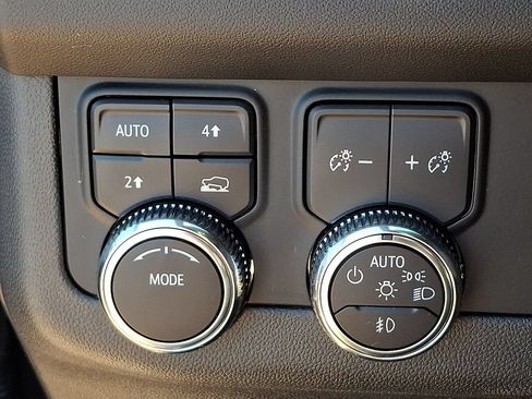 Used 2024 GMC Yukon SLT w/ SLT Luxury Package AWD/4WD image 23