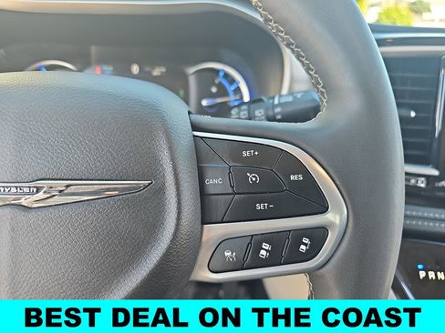 Used 2024 Chrysler Pacifica Select image 19