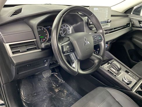 Used 2024 Mitsubishi Outlander SE image 10