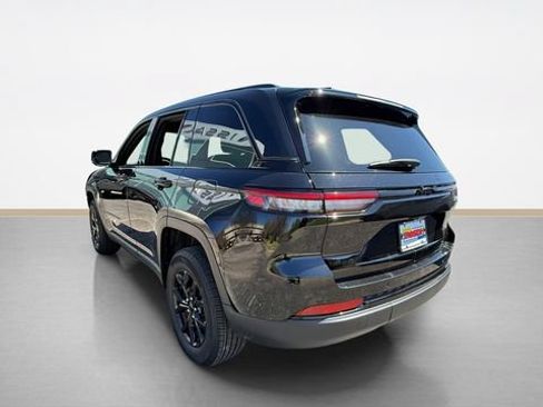 Used 2025 Jeep Grand Cherokee Altitude AWD/4WD image 4