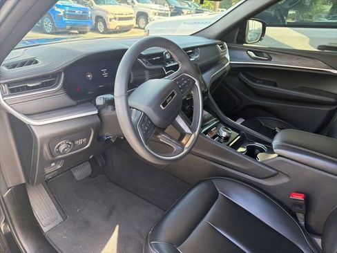 Used 2025 Jeep Grand Cherokee Limited w/ Black Appearance Package image 6