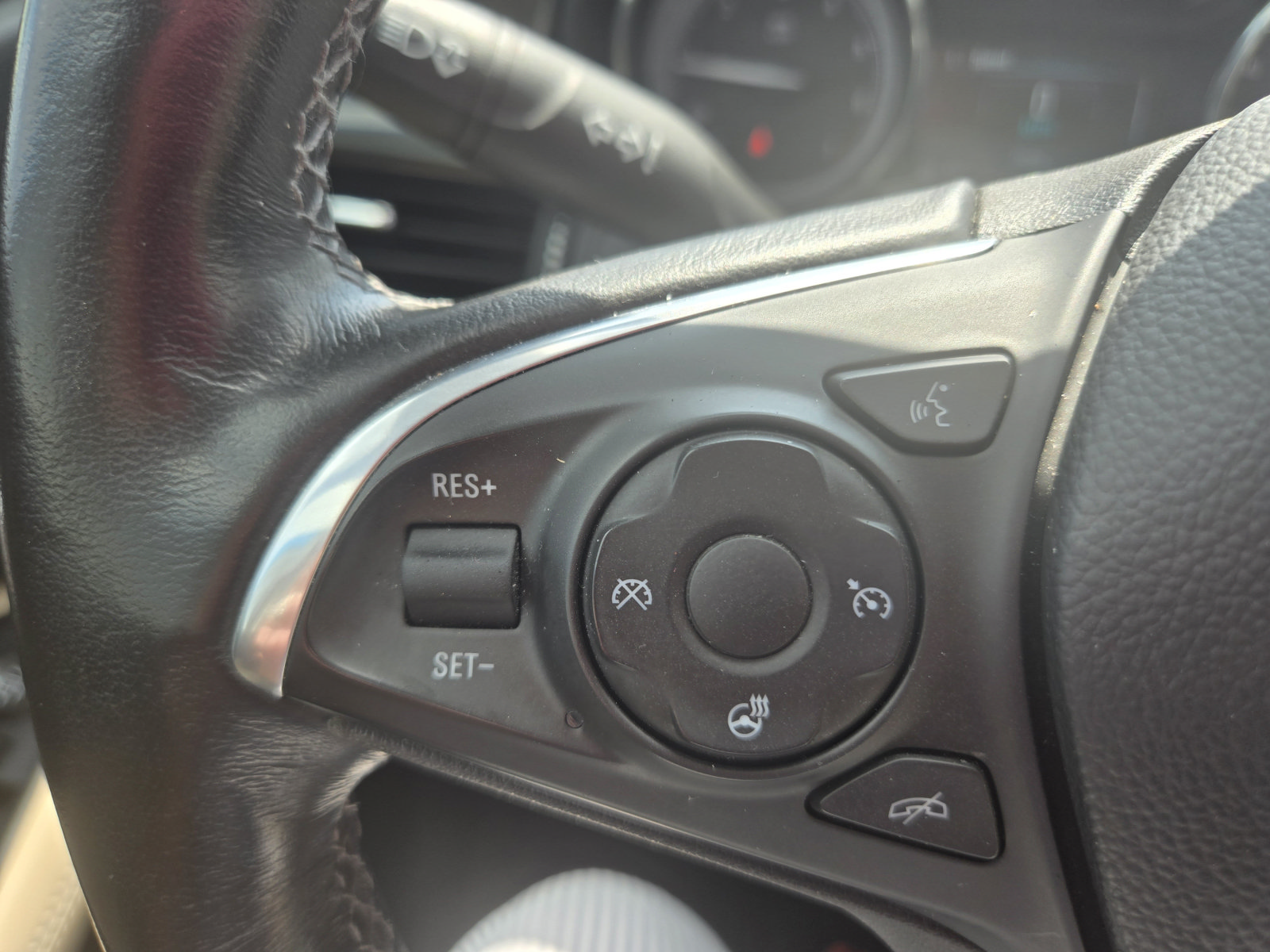 Used 2019 Buick Envision Essence w/ LPO, Active Package AWD/4WD image 17