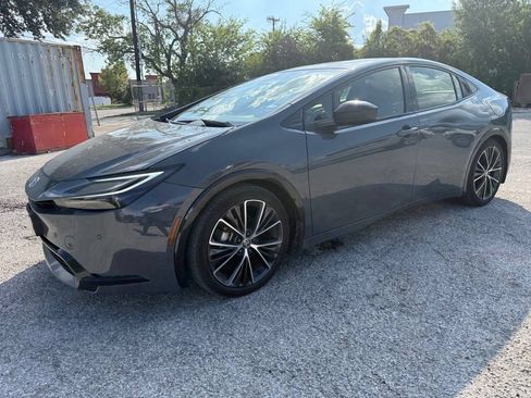 Used 2024 Toyota Prius XLE FWD image 3