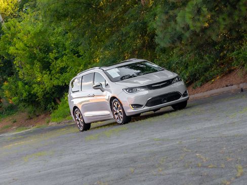 Used 2017 Chrysler Pacifica Limited FWD image 42