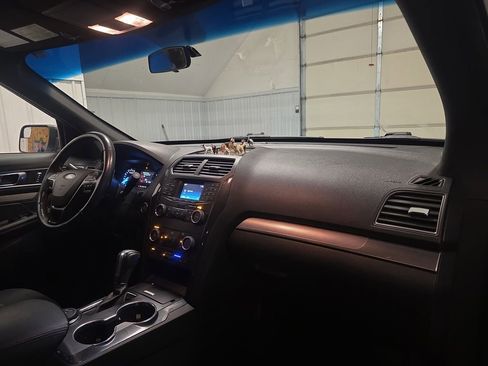 Used 2018 Ford Explorer XLT AWD/4WD image 27