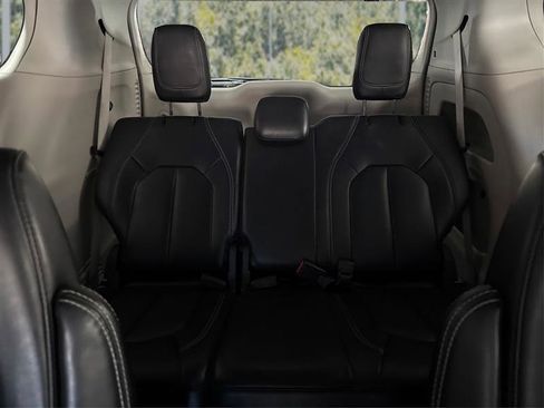 Used 2023 Chrysler Pacifica Touring-L FWD image 32