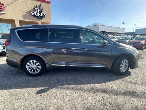 Used 2020 Chrysler Pacifica Touring-L image 5