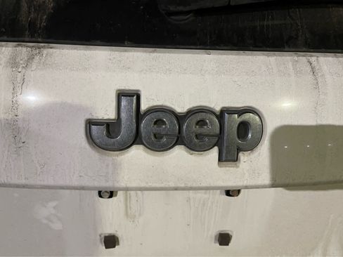 Used 2017 Jeep Grand Cherokee Limited image 7