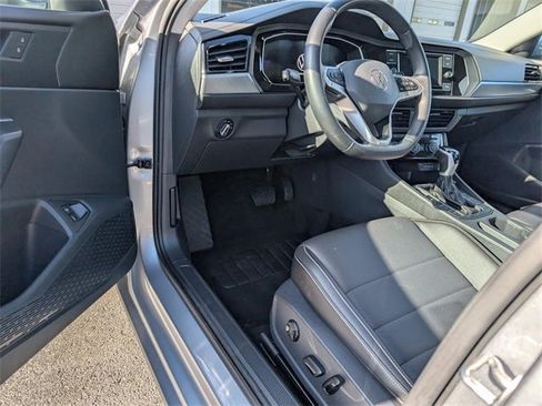 Used 2024 Volkswagen Jetta SE image 4