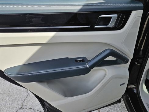 Used 2022 Porsche Cayenne image 28