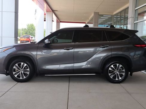 Used 2022 Toyota Highlander XLE FWD image 4
