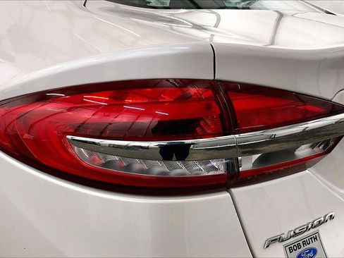 Used 2018 Ford Fusion SE w/ Fusion SE Technology Package image 28