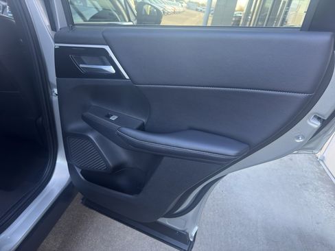 Used 2024 Mitsubishi Outlander SE image 17