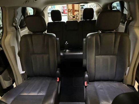 Used 2016 Chrysler Town & Country Touring image 22