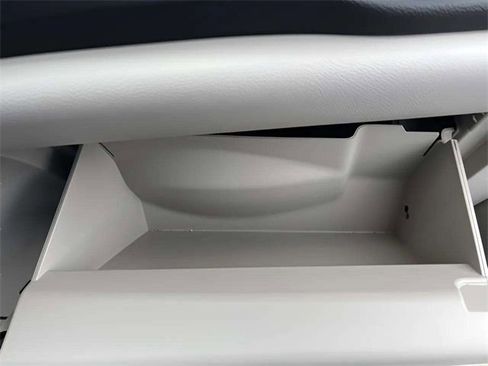 Used 2024 Chrysler Pacifica Touring-L image 11