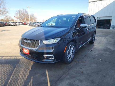 New 2026 Chrysler Pacifica Pinnacle image 3