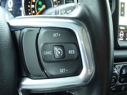 Used 2022 Jeep Gladiator Overland w/ Popular Equipment Package AWD/4WD image 23