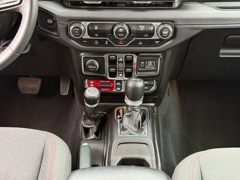Used 2024 Jeep Wrangler Unlimited Rubicon AWD/4WD image 19