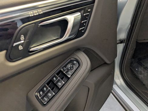 Used 2025 Porsche Macan image 30