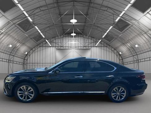 Used 2013 Lexus LS 460 w/ Comfort Pkg RWD image 3