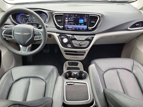 Certified 2024 Chrysler Pacifica Touring-L image 14