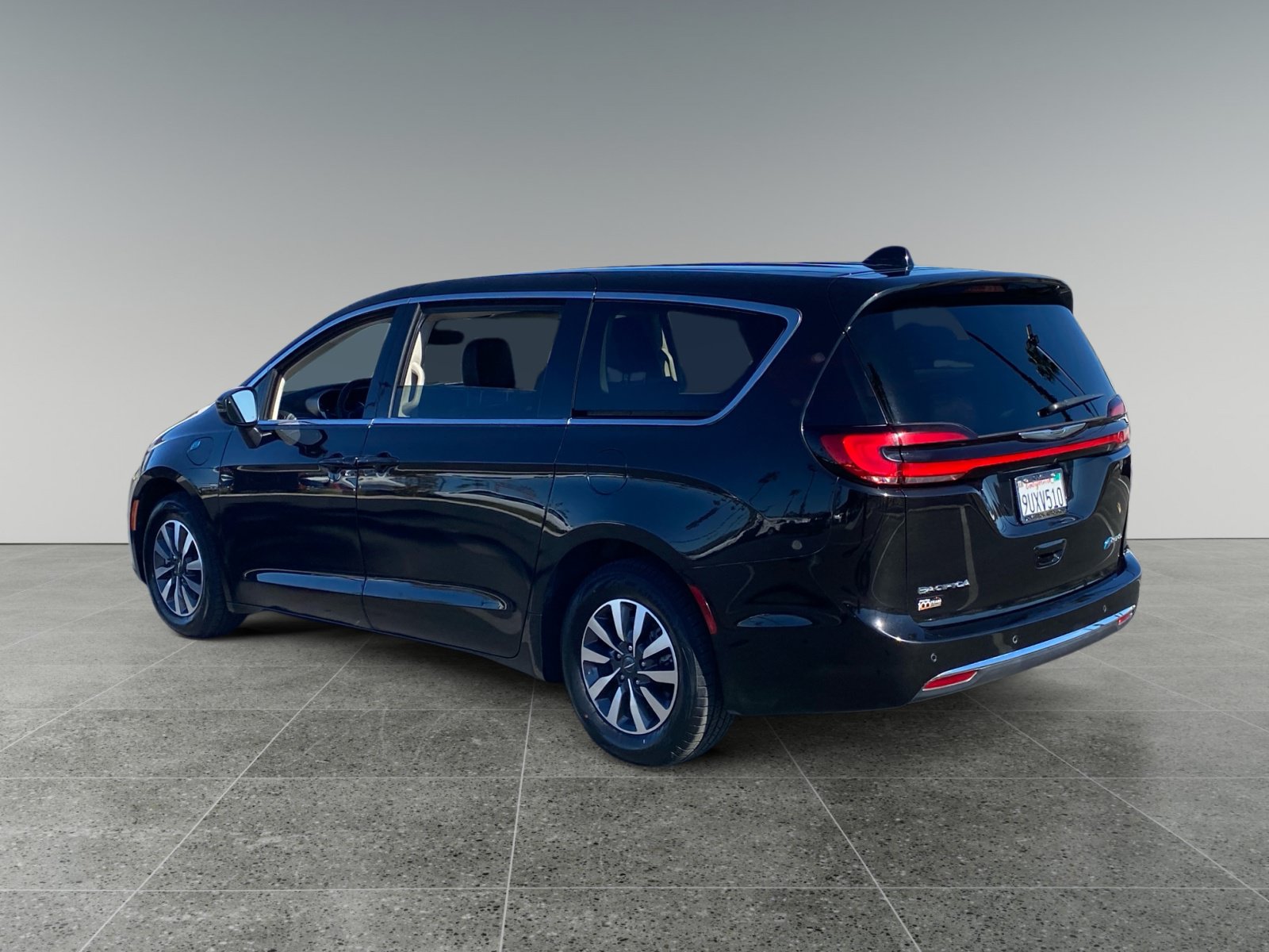 Used 2023 Chrysler Pacifica Touring-L FWD image 3