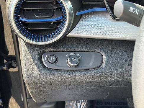 Used 2025 Chevrolet Trax LT image 18