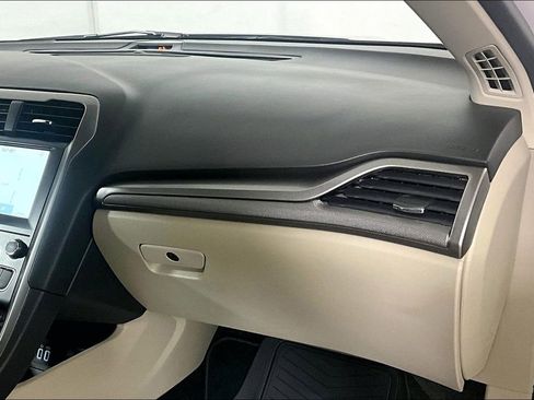 Used 2020 Ford Fusion SE image 16