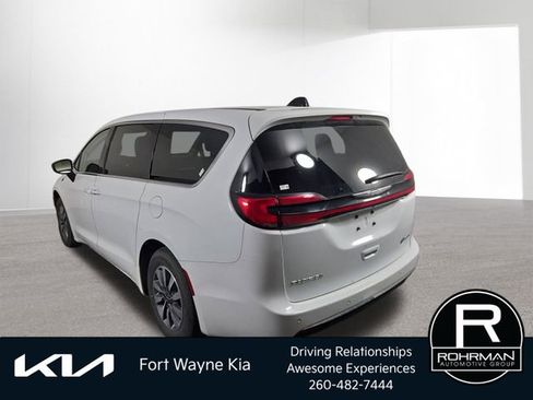 Used 2024 Chrysler Pacifica Limited FWD image 9