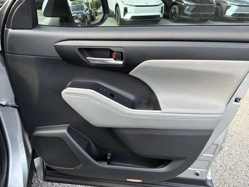 Used 2023 Toyota Highlander FWD image 15