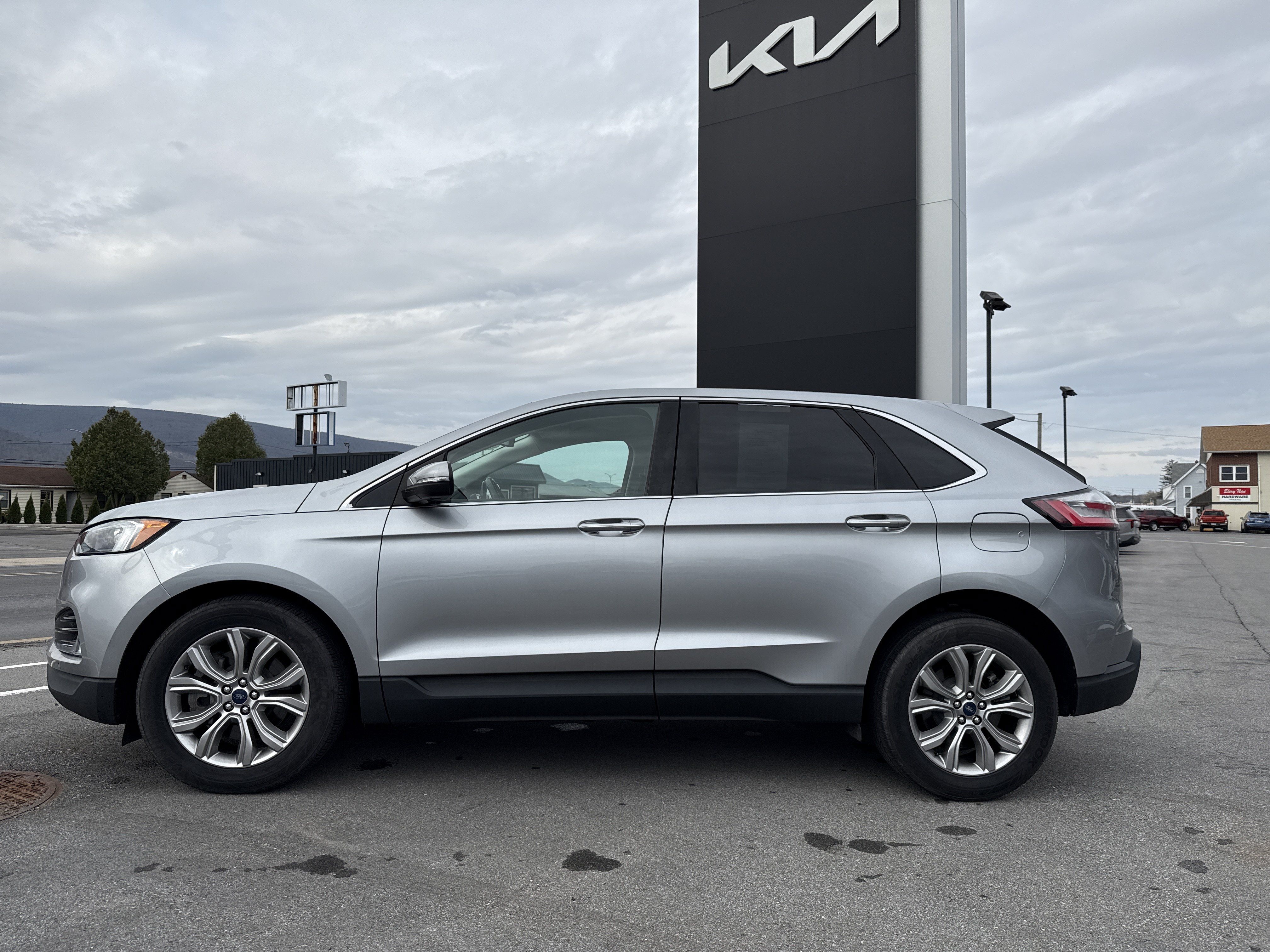 Used 2022 Ford Edge Titanium AWD/4WD image 7