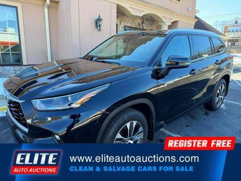 Used 2021 Toyota Highlander XLE image 2