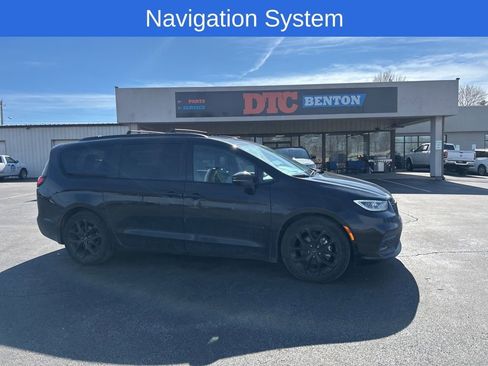 Used 2025 Chrysler Pacifica Limited image 3