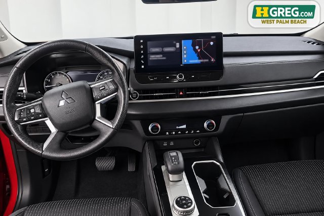 Used 2026 Mitsubishi Outlander ES FWD image 13