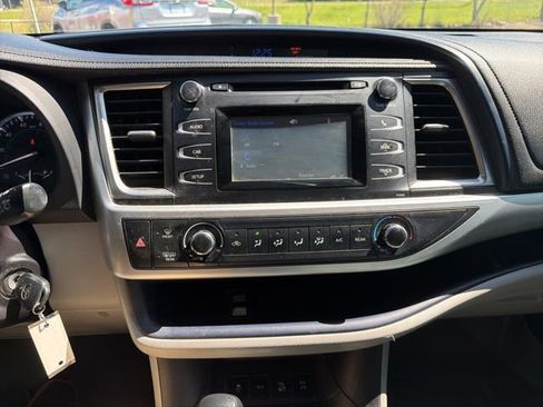 Used 2016 Toyota Highlander LE AWD/4WD image 18
