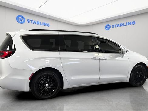 Used 2022 Chrysler Pacifica Touring-L FWD image 11