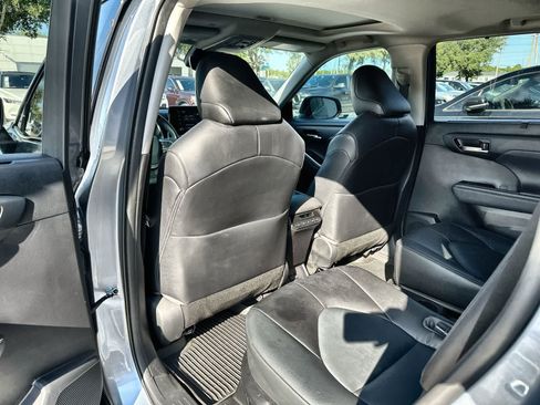 Used 2022 Toyota Highlander XLE FWD image 17