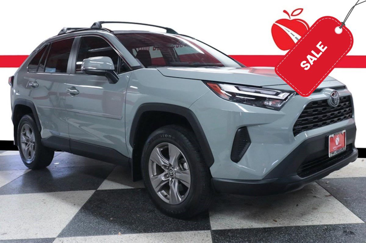 Used 2022 Toyota RAV4 XLE w/ Convenience Package FWD image 1