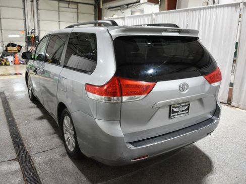 Used 2012 Toyota Sienna XLE FWD image 4