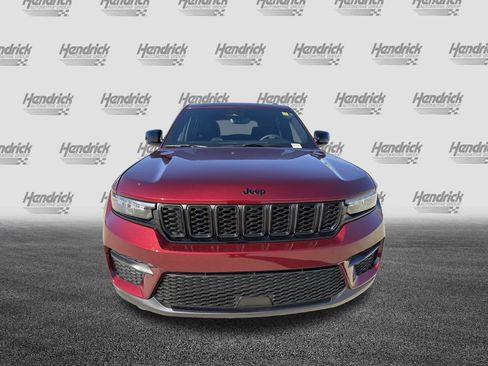 Used 2024 Jeep Grand Cherokee Altitude image 3